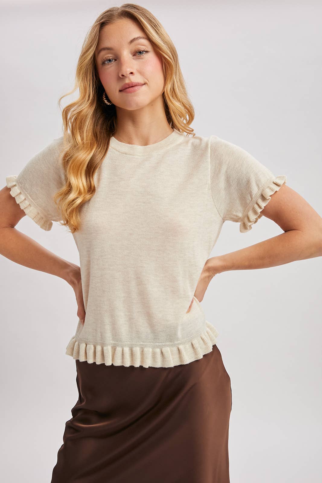 RUFFLED HEM SHORT SLEEVED KNIT SWEATER
