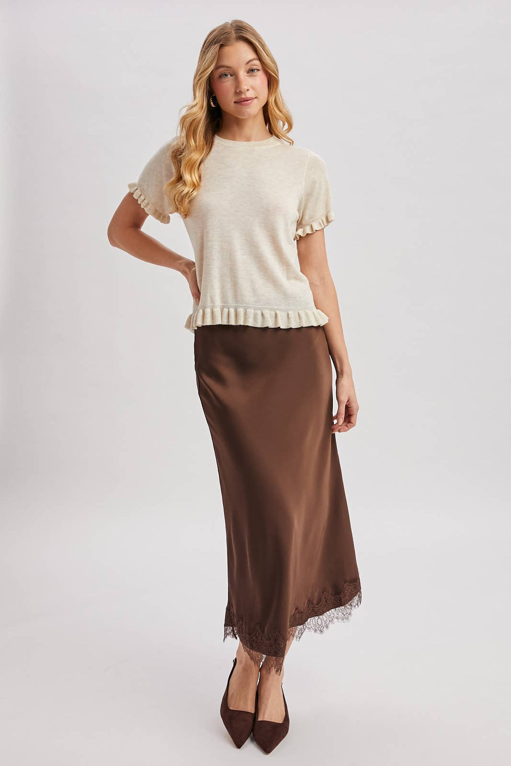 RUFFLED HEM SHORT SLEEVED KNIT SWEATER