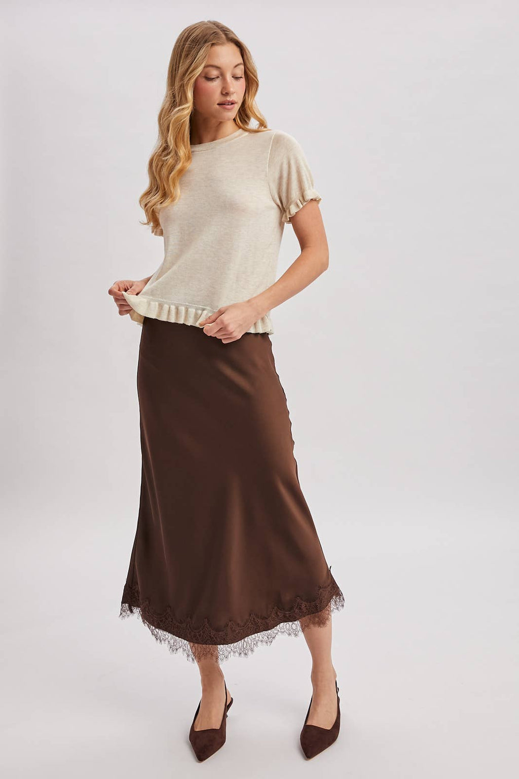 RUFFLED HEM SHORT SLEEVED KNIT SWEATER