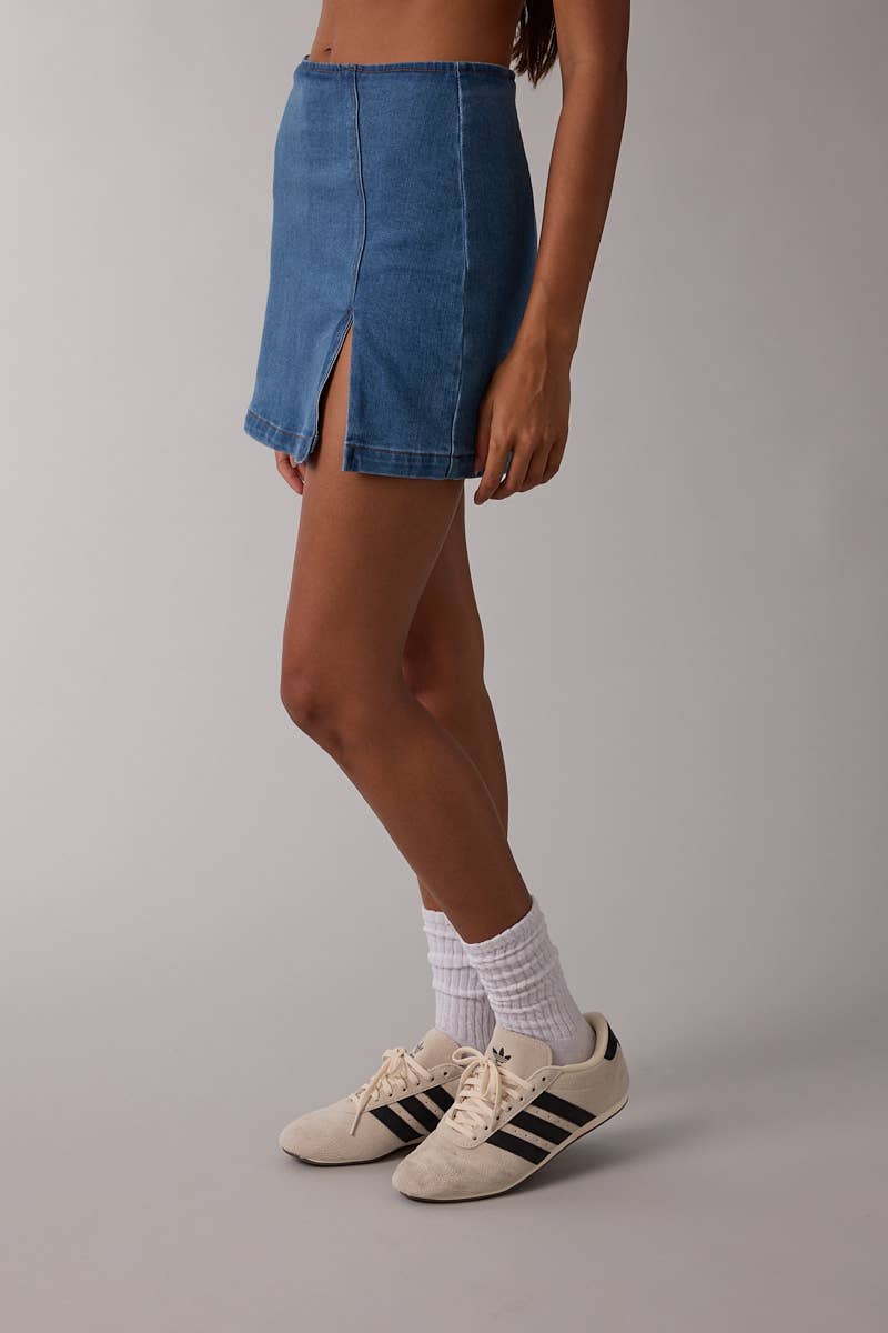 DENIM ONE-SIDE SLIT SLIM FIT-IN MINI SKORT