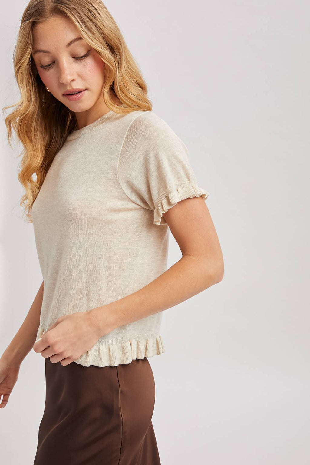 RUFFLED HEM SHORT SLEEVED KNIT SWEATER