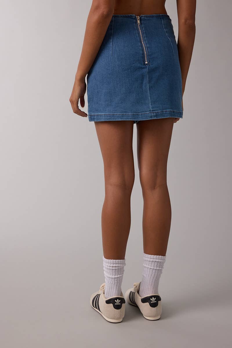 DENIM ONE-SIDE SLIT SLIM FIT-IN MINI SKORT