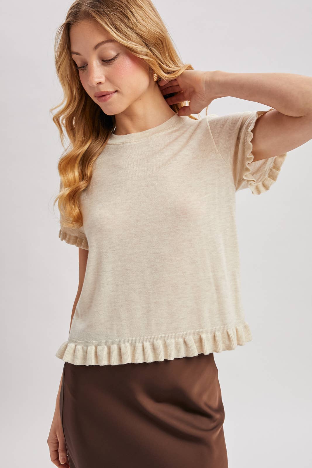 RUFFLED HEM SHORT SLEEVED KNIT SWEATER