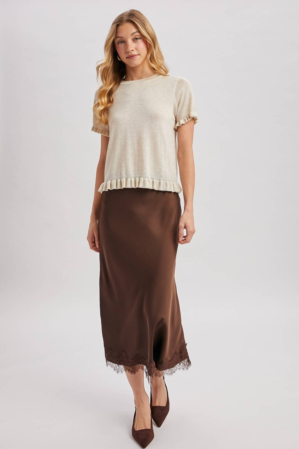 RUFFLED HEM SHORT SLEEVED KNIT SWEATER