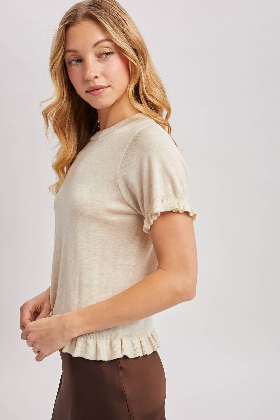 RUFFLED HEM SHORT SLEEVED KNIT SWEATER
