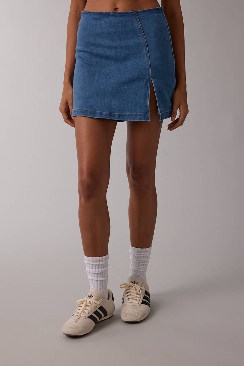 DENIM ONE-SIDE SLIT SLIM FIT-IN MINI SKORT